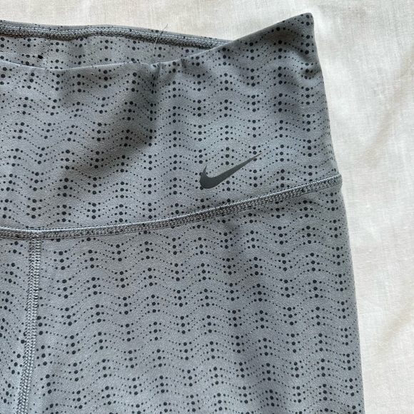 Nike Dri-Fit 3/4 Leggings Legend Pant in Gray and Black Wave Dot Design XS - Picture 5 of 7